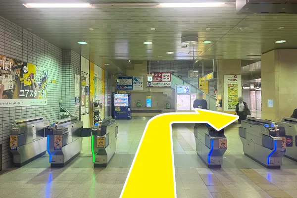 泉中央駅改札を右手に進むと、右側にエスカレーターがございます。