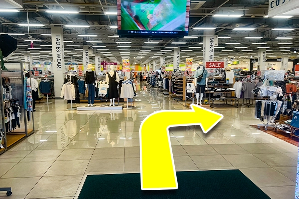 すぐに右に曲がります。