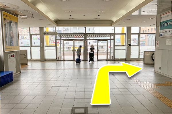 ドア手前右側のエスカレーターを降ります。