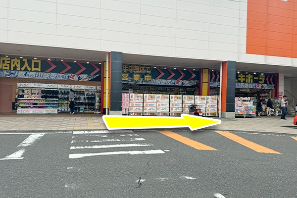 ドン・キホーテに着いたら建物沿いを進みます。