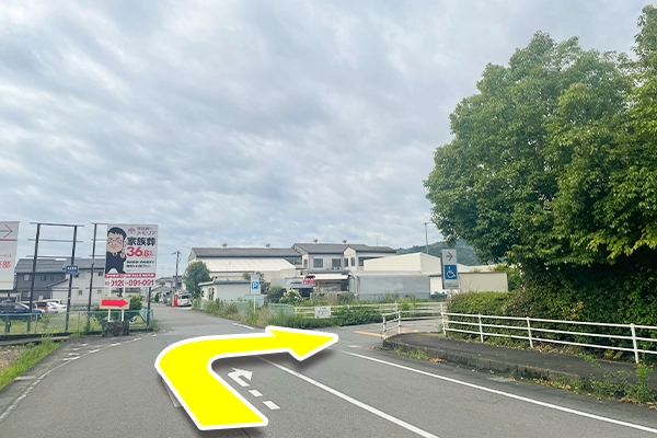 スーパーの入り口が見えてきたら右に曲がります。