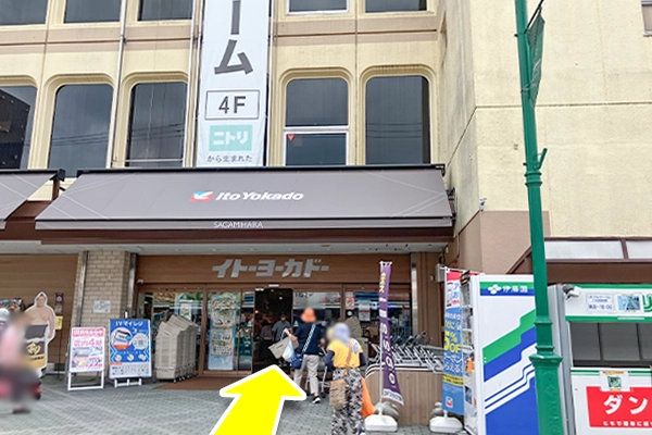 正面入口から入り、エスカレーターで3階に上がっていただくと「おたからや」があります。

