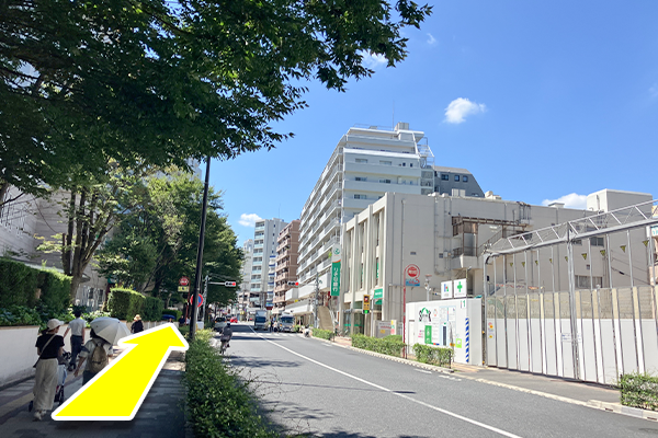 都道112号線の通りを700ｍ程ずっとまっすぐ進みます。