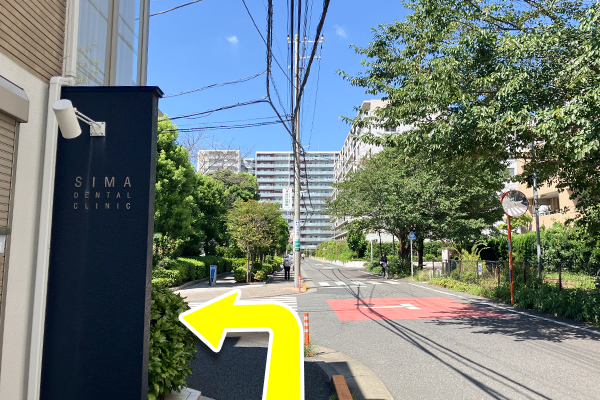 少し進むと右手に公園があるT字路を左折します。