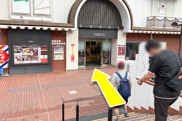 階段下りまして右へ進みますと左手に天満屋中央正面入り口が見えてまいります。