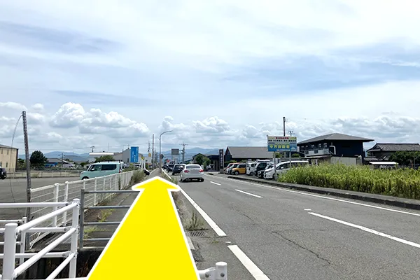直進します。

