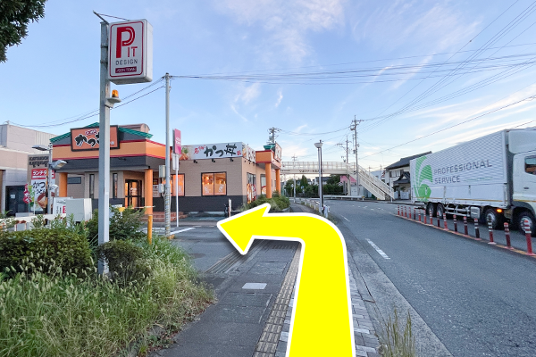 イオンタウン駐車場出口の奥を左に曲がり施設内に入ります。