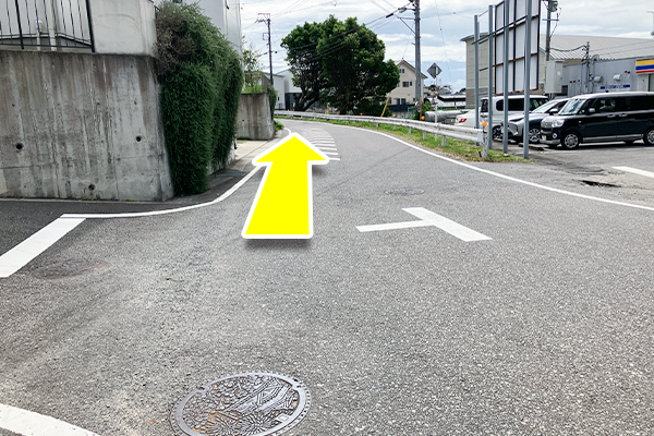 しばらく道なりに直進します。