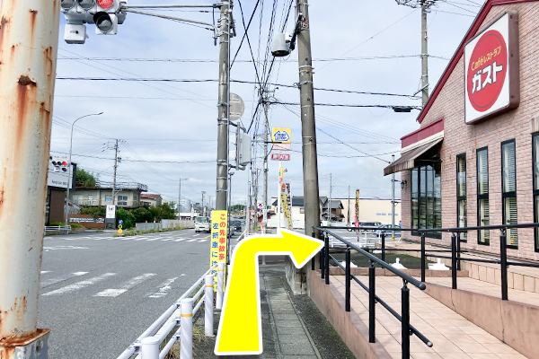 ガストがある「馬場ノ池南」交差点を右に曲がります。