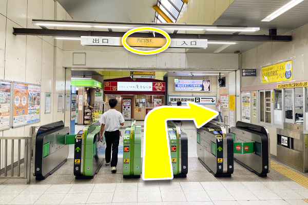 JR取手駅西口の改札を出て右に曲がります。