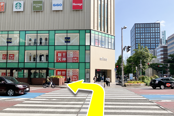 横断歩道を渡った後、すぐ右の横断歩道を渡り左折します。