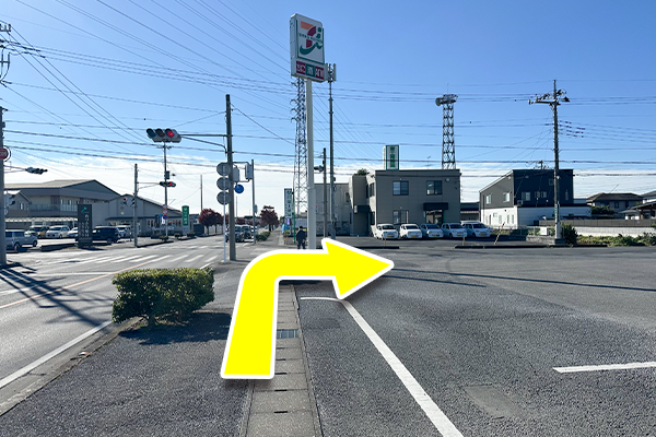左に進んでいくと、セブンイレブンが見えます。
セブンイレブンの道を右側に進みます。