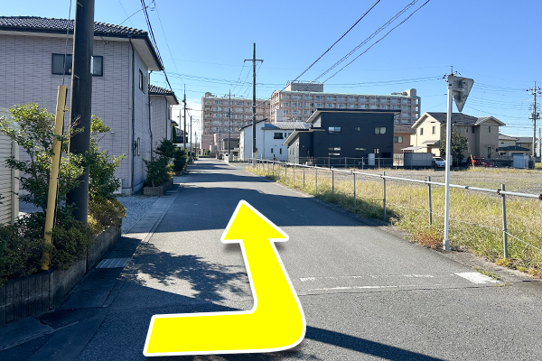 まっすぐ進み、途中で左側に病院が見える道が出てきます。
その道を左に曲がってください。