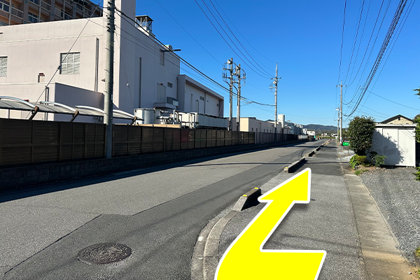突き当たりまで行くとT字路になっています。
そこを右に曲がってください。
