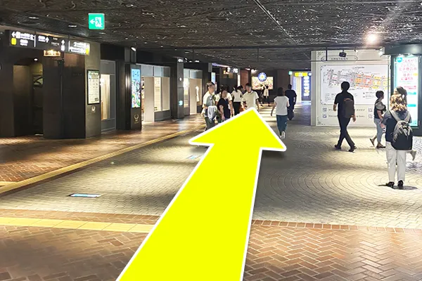そのまま直進します。（徒歩約3分）