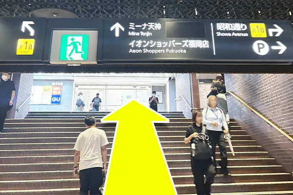 階段を上がりミーナ天神のB1階フロアを直進します。