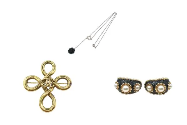 ピアス、ネックレス、ブローチ