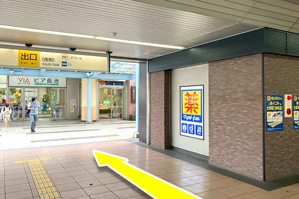 京王堀之内駅、改札出て直進し南側出口方面に曲がります。