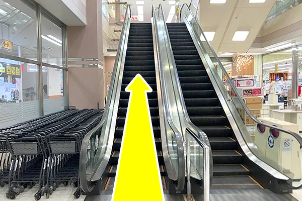 入店し、直進するとエスカレーターがあるので2階に上がります。