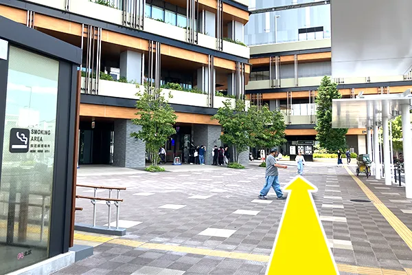 そのまま施設に向かって直進します。