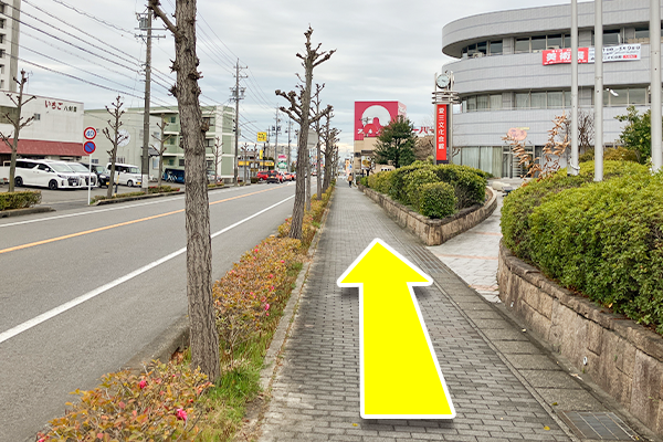 そのまま150mほど歩くとアオキスーパーの看板が見えてきます。
