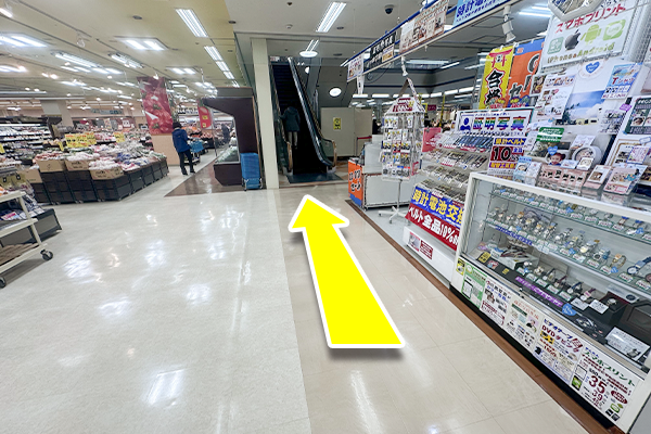 右手の時計屋さん先にあるエスカレーターで2階に上がります。
