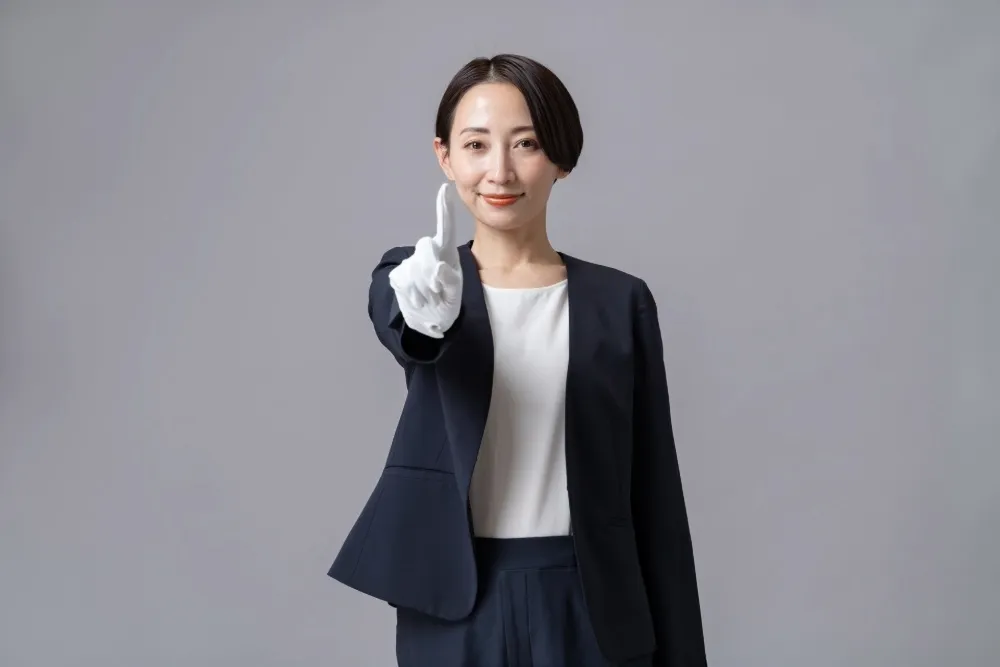 指を立てる女性