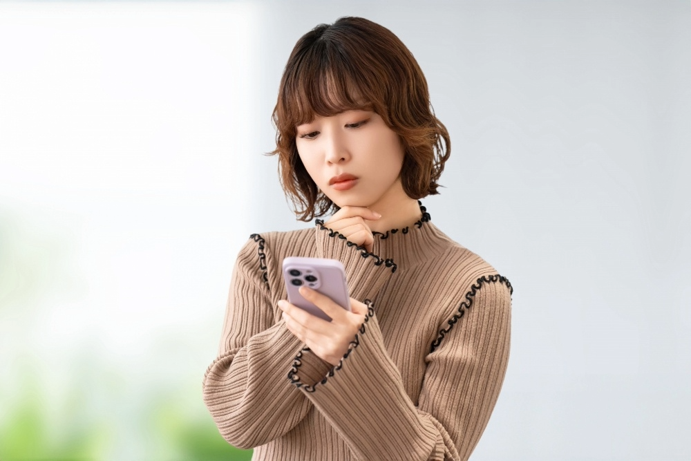 考える女性