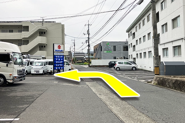 進むとT字路が見えてくるので左に曲がります。
