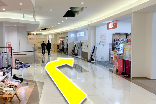道なりに進むとauが見えてきます。
