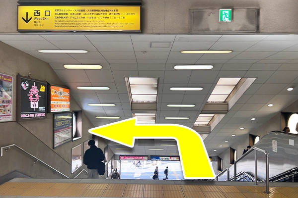西口の階段を降りて左折します。