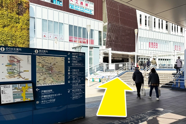 正面トツカーナ商業施設を通り抜け、戸塚バスセンターの12番、17番、39番のいずれかを利用して上矢部停留所まで行きます。