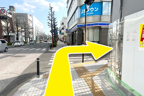 中の小路東交差点の信号を渡りすぐに右折します。