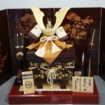 五月人形 横浜高島屋特製 正絹赤絲緘之兜 高島屋創業150年記念 上原玉鳳