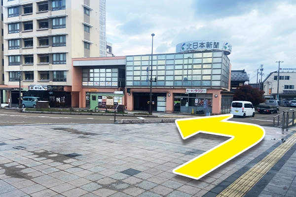 改札を出て右手に進みます。