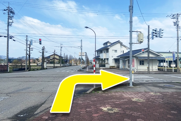 寺家新屋敷交差点を右に曲がります。