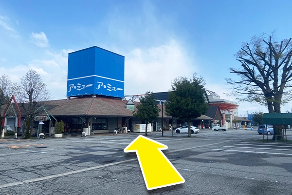 そのまま建物まで進みます。