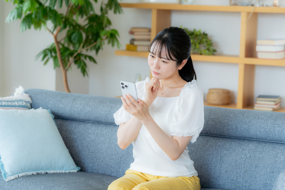 スマホで調べる様子