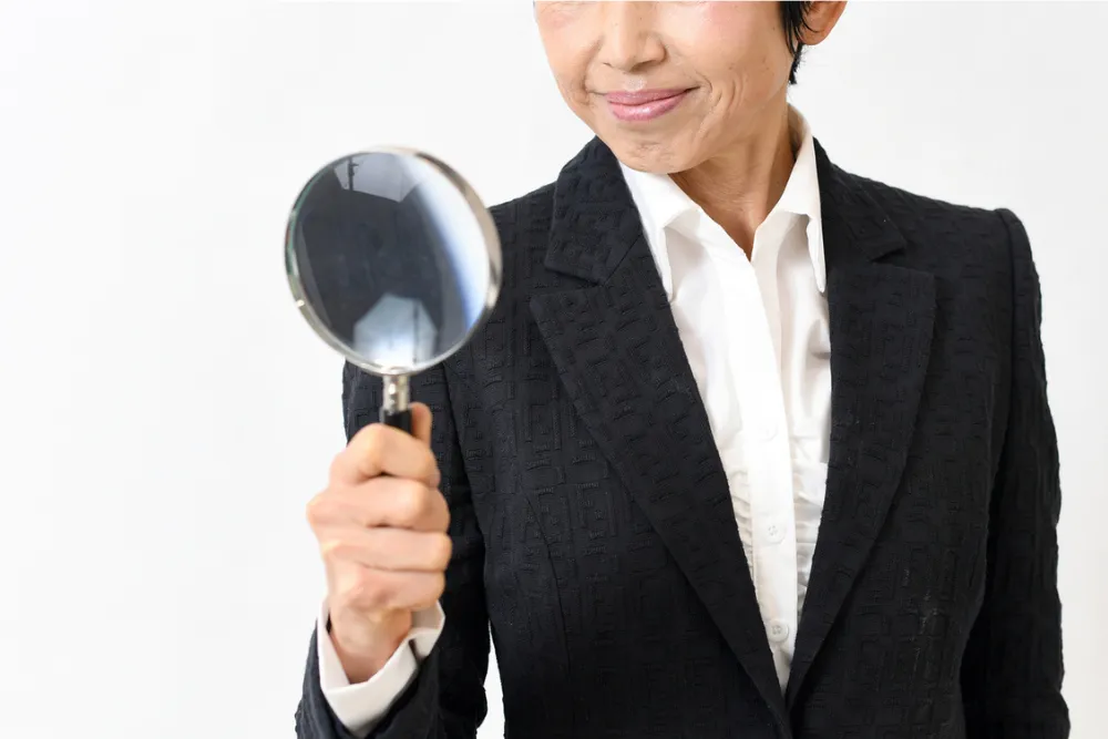 虫眼鏡を持つ女性