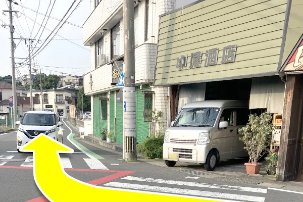 歩いてすぐの横断歩道手前を右折します。