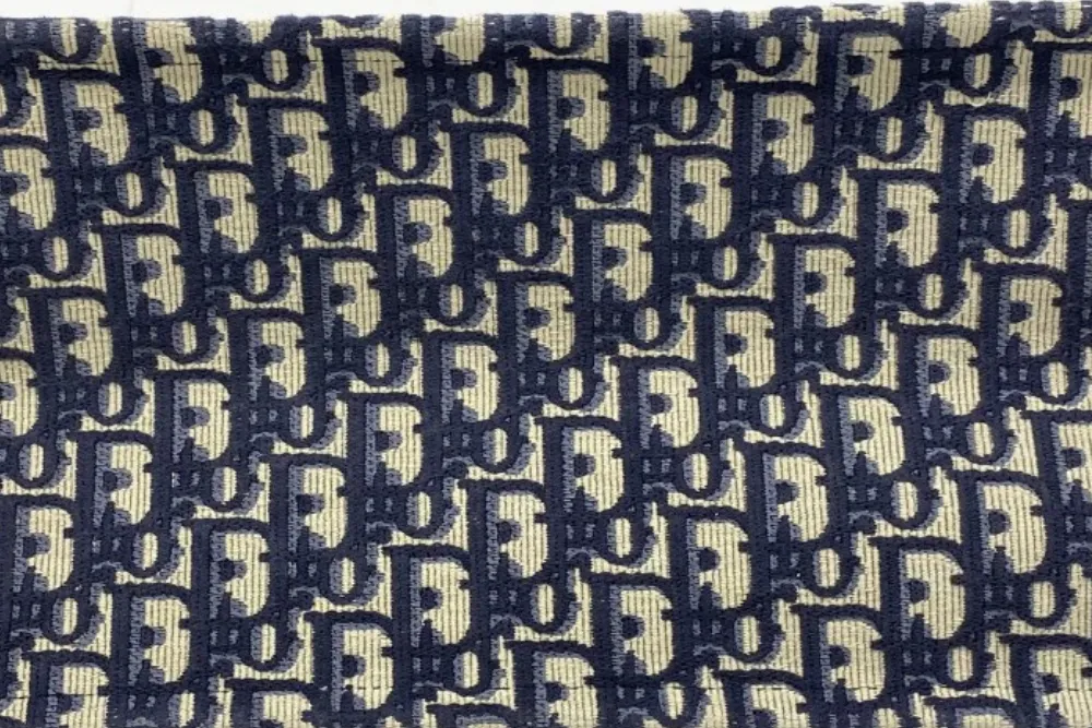「オブリーク」の場合は刺繍に注目
