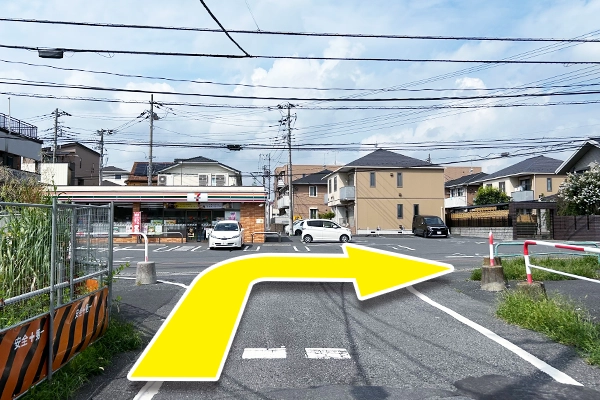 セブンイレブン手前を右折し、最初の信号を左折してください。