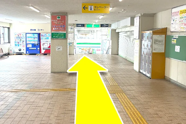 日進駅南側改札口を直進します。