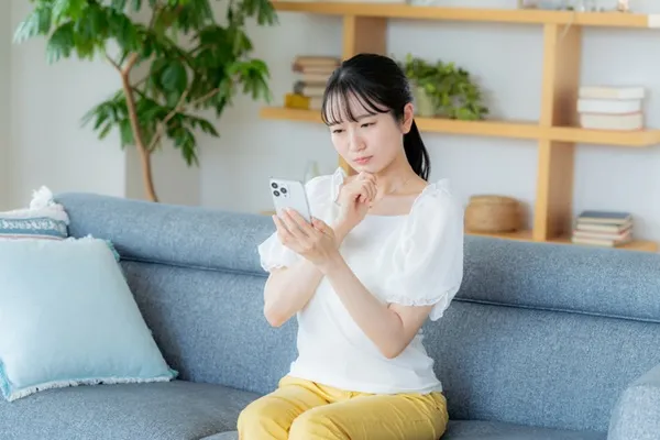 考える女性