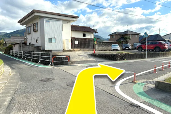 1本目の道路を右に曲がり直進します。