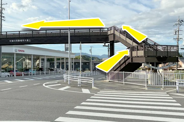 中津川市駒場字大道上の歩道橋を渡り、反対側の歩道へ向かいます。