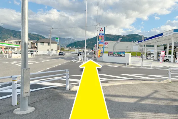 歩道橋を降りて、右に曲がり直進するとライフガーデン中津川に到着します。