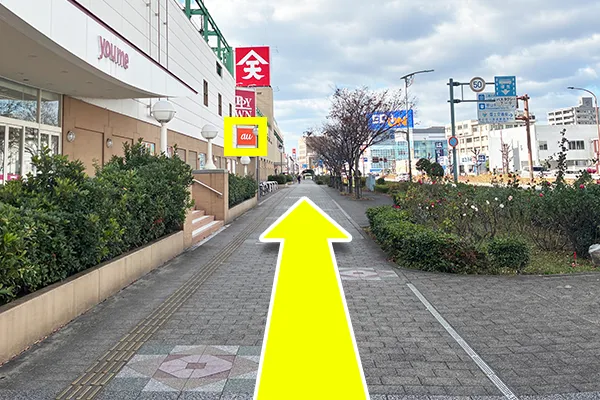 「新橋」バス停を降りて右側に出たら、目の前にある「auショップ」の看板が見える方へ進みます。