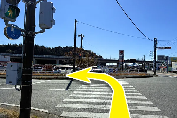横断歩道が見えてくるので渡り、左に曲がります。