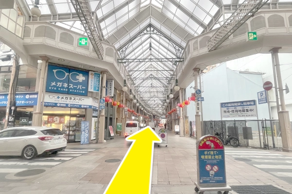 十字路を越え、よろずや通りへ入ります